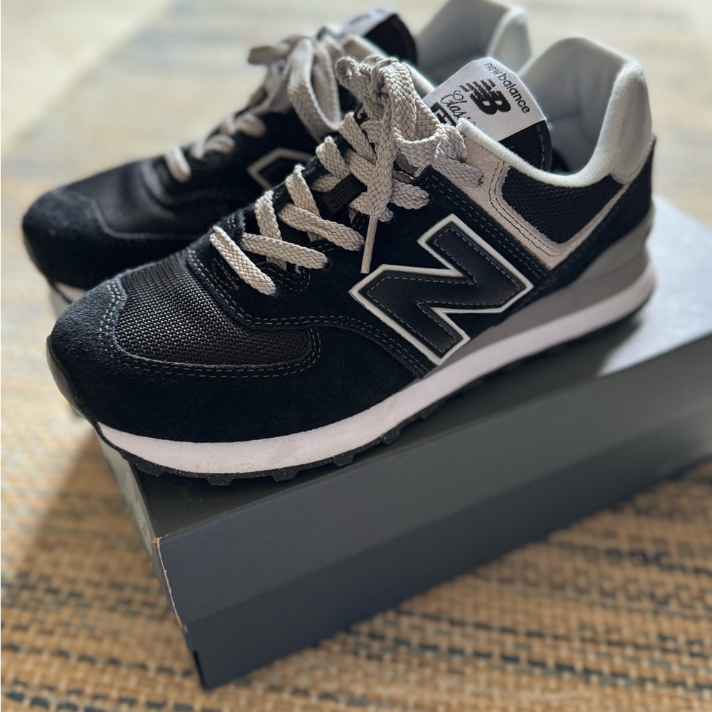 Women’s New Balance 574 Black and Gray Sneakers, sz 8